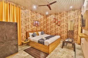 een slaapkamer met een bed en een televisie. bij Hotel Kasol Heritage in Lucknow
