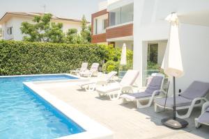 Πισίνα στο ή κοντά στο Hubstay Tamara Gardens 2 Bed Apt Suite with Pool