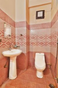 een badkamer met toilet en wastafel bij Hotel Kasol Heritage in Lucknow