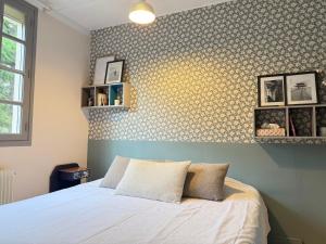 En eller flere senge i et værelse på Casa Vacanze + 20 billeder