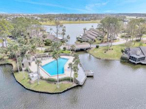 een luchtfoto van een eiland in het water met een zwembad bij Beach-2-Green - 3BR condo w golf views & pool in Ponte Vedra Beach