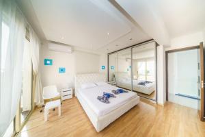 Ένα ή περισσότερα κρεβάτια σε δωμάτιο στο Villa Waves +24 φωτογραφίες