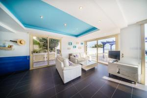 Χώρος καθιστικού στο Villa Waves