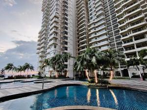 Bazén v ubytování Danga Bay Beach-Side Family Getaway nebo v jeho okolí