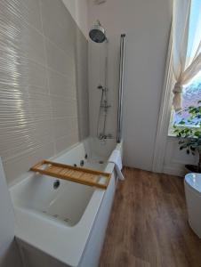 Et badeværelse på Sunderland 2-Bedroom Gem Near City