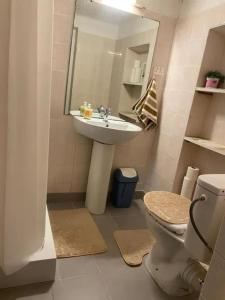 Un baño de Appartement confortable à Aigues-Mortes – 30 m² 8 fotos más