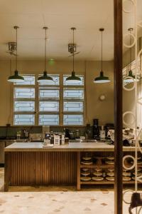 Una cocina grande con una gran isla en el medio. en Lewis house sweet, en San Juan