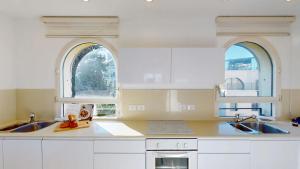 Kuchyň nebo kuchyňský kout v ubytování David Village Residences - Rental Israel + 80 fotografií