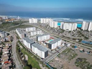 eine Luftaufnahme einer Stadt mit Gebäuden und dem Meer in der Unterkunft Departamento a pasos del Faro playa la Serena in La Serena + 10 Fotos