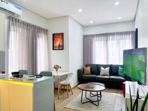 una sala de estar con un sofá y una mesa en Serene Heights Hotel, en Maiyegun