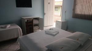 Habitación con 2 camas en una habitación con ventana en Hotel BR, en Videira 1 foto más