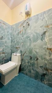 une salle de bain avec un lavabo et des toilettes dans l'établissement Maruthi Comforts, à Bangalore