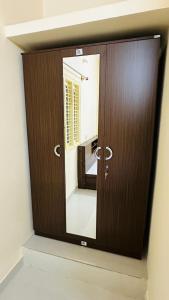 - un miroir mural dans l'établissement Maruthi Comforts, à Bangalore