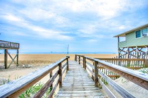 ein hölzerner Steg, der zu einem Haus am Strand führt in der Unterkunft 7130 - C Dream in Grun Island