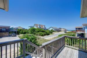 Blick auf den Strand von der Terrasse eines Hauses in der Unterkunft 7130 - C Dream in Grun Island