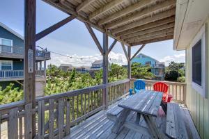 einen Picknicktisch auf dem Deck eines Hauses in der Unterkunft 7130 - C Dream in Grun Island