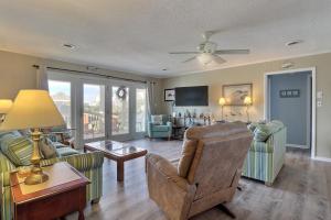 ein Wohnzimmer mit einer Couch und einem Sessel in der Unterkunft 7130 - C Dream in Grun Island