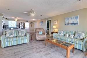 ein Wohnzimmer mit zwei Sofas und einem Couchtisch in der Unterkunft 7130 - C Dream in Grun Island + 33 Fotos