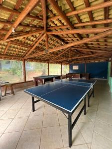 a ping pong table in a room with a wooden ceiling at Pousada Recanto da Serra in Serra do Cipo