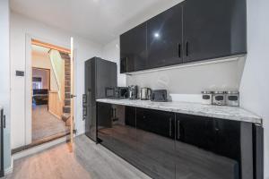 Η κουζίνα ή μικρή κουζίνα στο Central Cardiff townhouse for groups