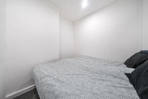 Ένα ή περισσότερα κρεβάτια σε δωμάτιο στο Central Cardiff townhouse for groups