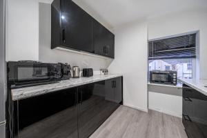 Η κουζίνα ή μικρή κουζίνα στο Central Cardiff townhouse for groups