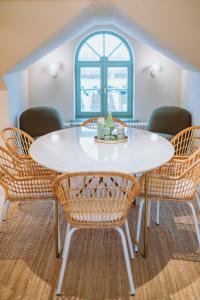 Renovated City Centre Apartment في مادونا: غرفة طعام مع طاولة بيضاء وكراسي