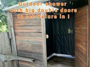 Louis at Magwa Falls في Lusikisiki: دش خارجي بأبواب مزدوجة كبيرة تسمح بدخول الطبيعة