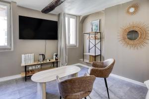 Телевизор и/или развлекательный центр в Short time suites Draguignan Altitude 3