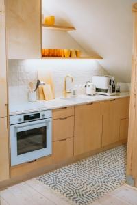 Renovated City Centre Apartment في مادونا: مطبخ مع حوض وموقد