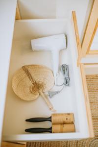 Renovated City Centre Apartment في مادونا: خفقة ومكنسة في صندوق