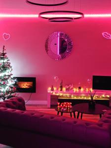 een woonkamer met een kerstboom en een bank bij L'échappée Sensuelle in Thiviers