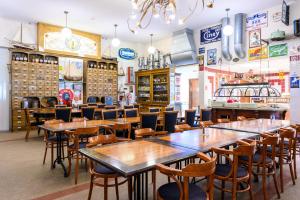 De Rijper Eilanden في دي رايب: مطعم به طاولات وكراسي في غرفة +13 صورة