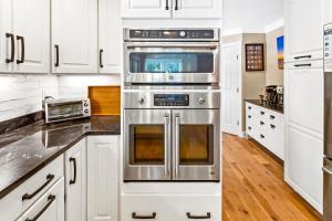 Kuchyň nebo kuchyňský kout v ubytování 7585 - Roanoke Island Retreat