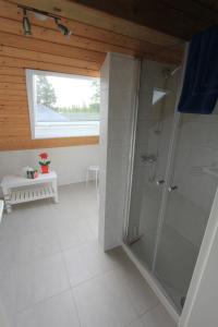 a large bathroom with a shower and a window at Holledau-Apartments Familie Gmeineder in Osterwaal
