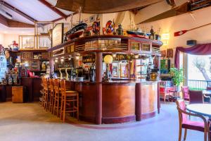 De Rijper Eilanden في دي رايب: بار في مطعم به طاولات وكراسي