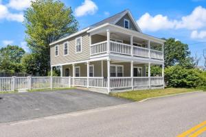 サウスポートランドにあるFree Champagne all Winter at Stylish Designer Retreat Sleeps 10の白塀の大白い家