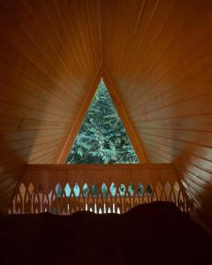 Una ventana en una habitación con una cama en una tienda de campaña. en Machakheli A-Lodge, en Machakhlispiri