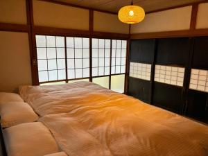 ŌwadaにあるHostel Inn かすみがうら 仁左ェ門の窓付きの客室の大型ベッド1台分です。