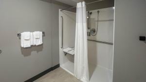 Ванная комната в Studio 6 Fort Frances ON +38 фотографий