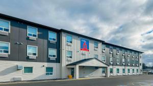 een groot gebouw met een bord aan de zijkant bij Studio 6 Fort Frances ON in Fort Frances