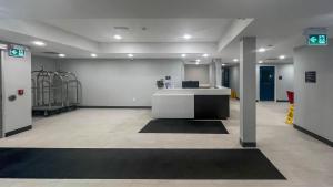 Лобби или стойка регистрации в Studio 6 Fort Frances ON
