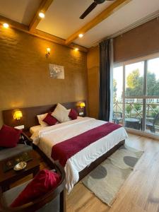 Кровать или кровати в номере Maatidera Resort Kanatal The Boutique stay in the Lap of Himalayas +155 фотографий