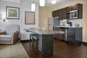 Una cocina o kitchenette en Candlewood Suites Killeen - Fort Hood Area by IHG