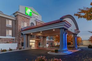 ツインフォールズにあるHoliday Inn Express Hotel Twin Falls by IHGの建物の正面に看板があるホテル