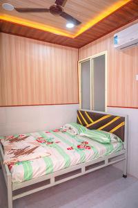 Ένα ή περισσότερα κρεβάτια σε δωμάτιο στο Shrikripa Bhakt Niwas