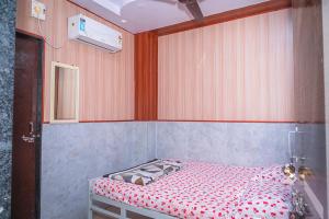 Ένα ή περισσότερα κρεβάτια σε δωμάτιο στο Shrikripa Bhakt Niwas