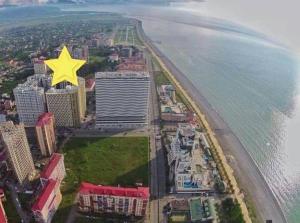 una vista aérea de una ciudad con una estrella en la parte superior en Orbi Plaza Apartment en Batumi