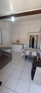 Habitación con mesa y sillas. en Apartamento com churrasqueira 400 metros da praia, en Florianópolis