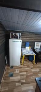 una nevera pequeña y una mesa en una habitación en Apartamento com churrasqueira 400 metros da praia, en Florianópolis 14 fotos más